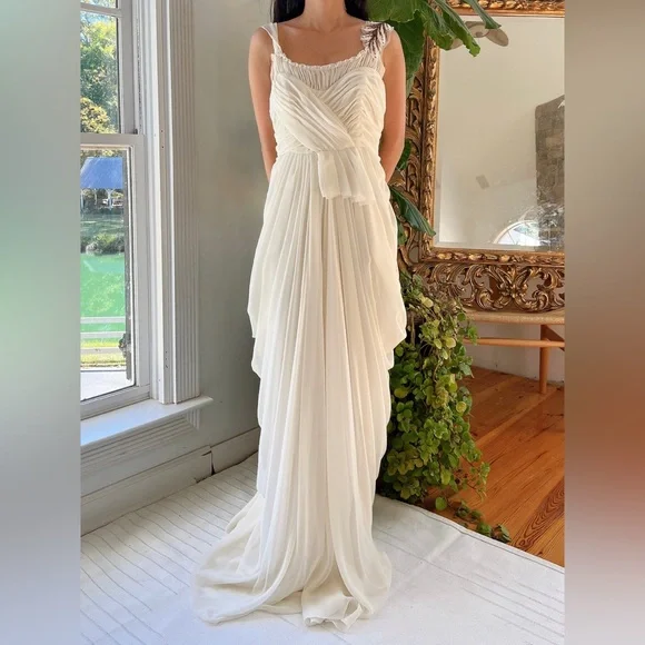 Vera Wang Chiffon Wedding Gown Size 12 - Picture 3 of 16